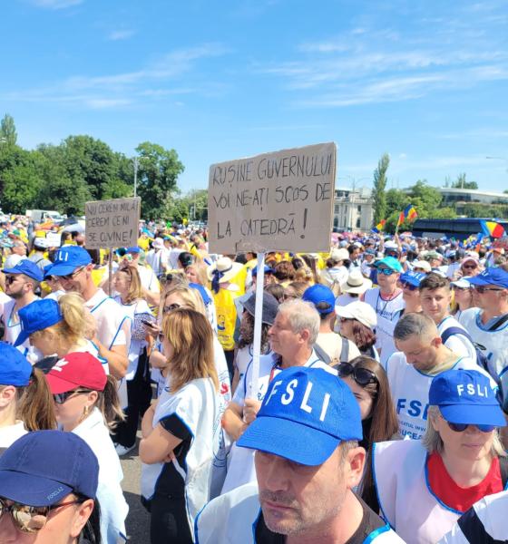 Profesorii ies în stradă, miercuri, în faţa Guvernului şi a Parlamentului. Programul protestului