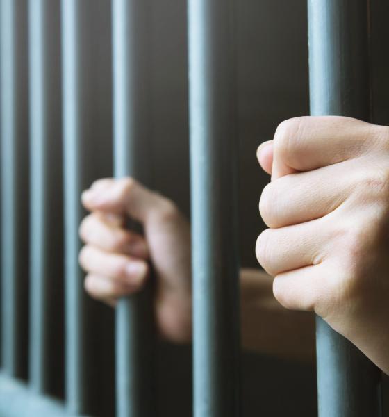 Părinții adolescentului care a comis atacul armat din Belgrad, condamnați la închisoare. Decizia instanței după rejudecarea cazului