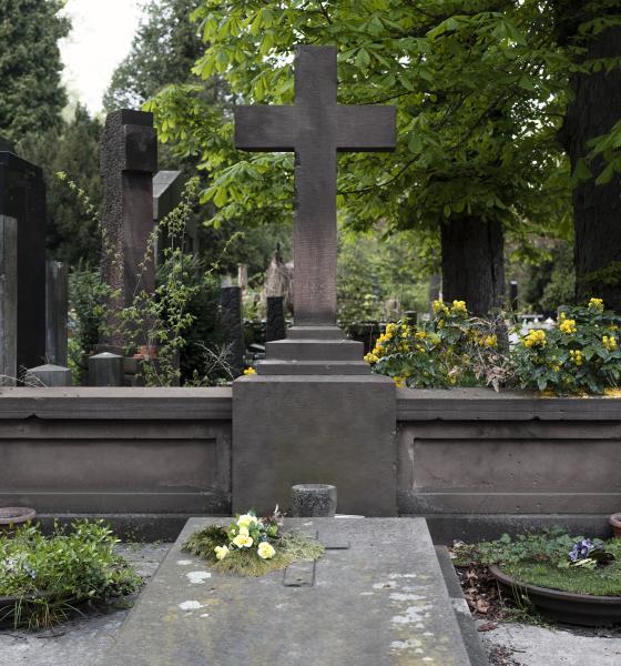 Un copil de 12 ani s-a stins din viață, după ce o cruce de peste 100 de kilograme s-a prăbușit peste el, într-un cimitir din Cluj