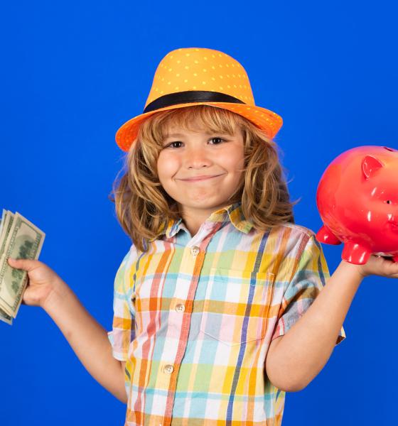 Ce buget este bine să îi dai copilului în vacanță? Sfaturi pentru echilibrul dintre bani de buzunar și autonomie