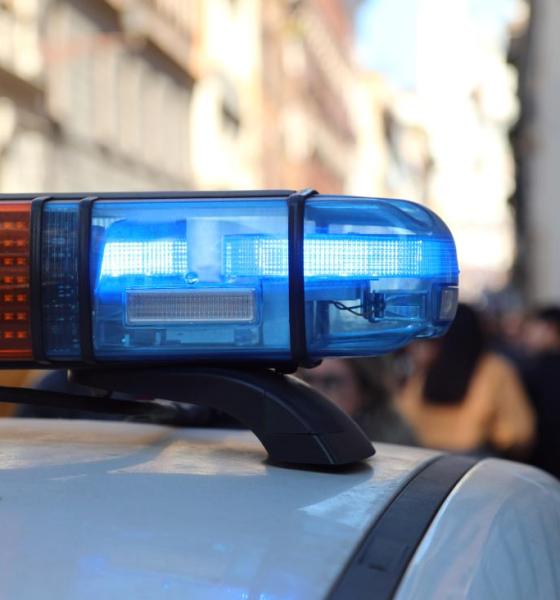 Doi părinți din Dâmbovița, arestați preventiv după ce au agresat învățătoarea copilului. Femeia l-ar fi certat pe copilul lor în tabără