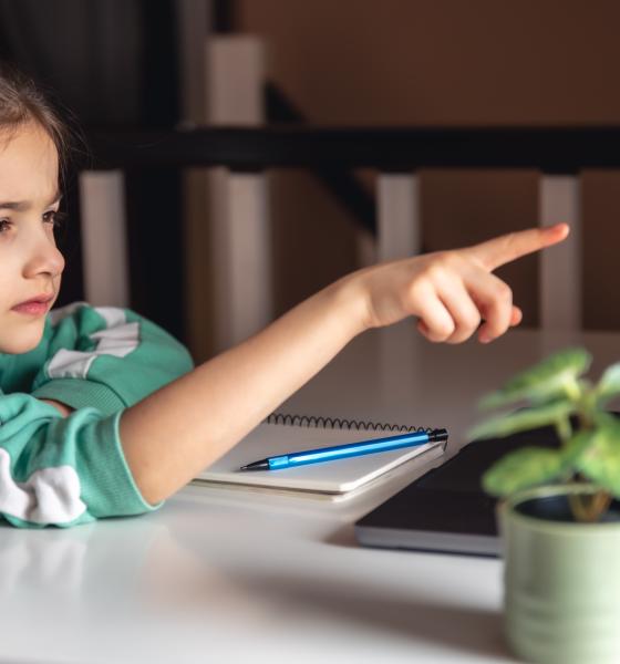 Educația bilingvă a copiilor: Ce arată studiile despre dezvoltarea lor