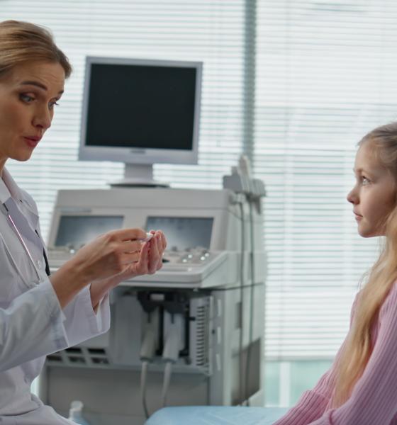 Cât de neregulată poate fi menstruația în primii ani? Dr. Oana Crețu spune când trebuie să mergi la medic / VIDEO