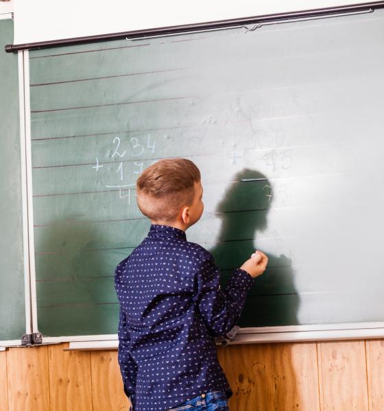 Studiu: Inteligența Artificială poate identifica, cu o precizie de 85%, care copii vor avea probleme la școală