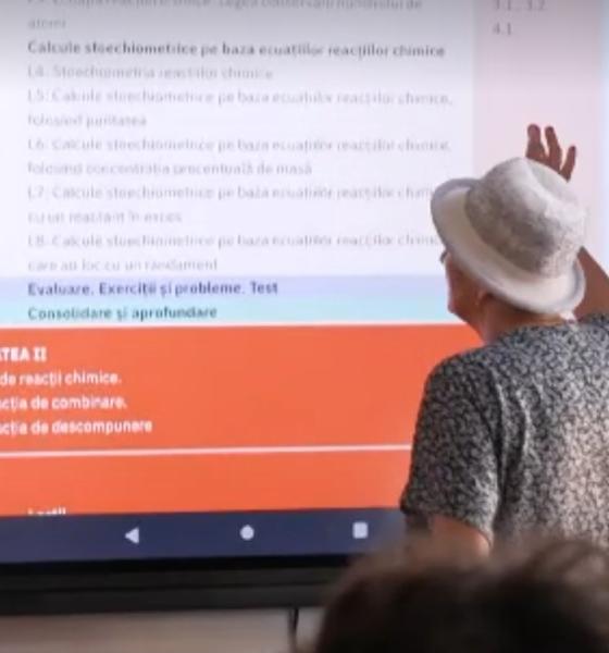 Mii de profesori români rămân la catedră, deși au trecut de 65 de ani. Cel mai vârstnic are 89 de ani