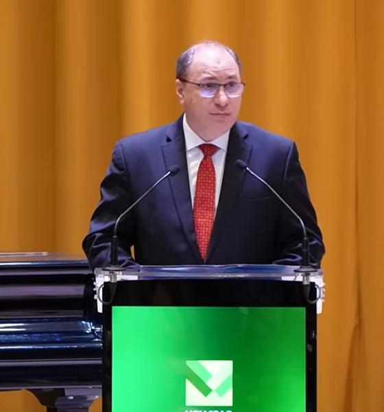 Ministrul Educației a recitat poezii cu văcuțe și cașcaval, dar sala a rămas mută. Scena din fața studenților