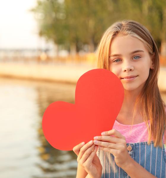 Dragoste sau control? 7 semne ale primei iubiri pe care copilul tău adolescent trebuie să învețe să le recunoască