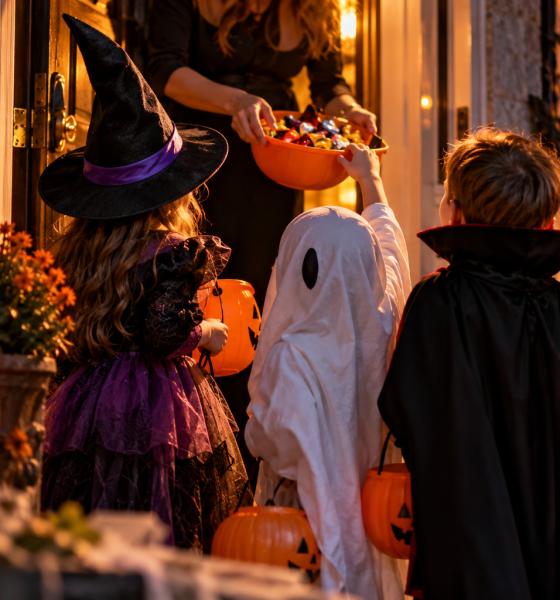 De ce merg copiii din ușă în ușă pentru dulciuri de Halloween? Povestea surprinzătoare a tradiției „Trick or Treat”